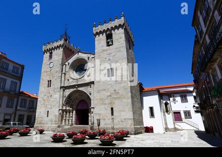 Facciata dell'ingresso principale e torri della cattedrale gotica romanica / Igreja Matriz e fiori in estate, Viana do Castelo, Portogallo settentrionale Foto Stock