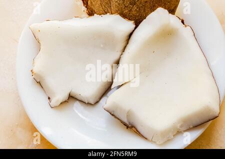 Frenare il cocco essiccato in un piatto Foto Stock