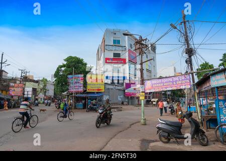 Cuttack, Odisha, India - 24 Luglio 2019 : Vista della strada della città di Cuttack, la gente passa in bicicletta e in moto. Foto Stock