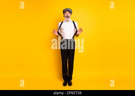 Foto corpo pieno di uomo maturo felice positivo sorriso eccitato sospensori a contatto con le mani isolati su sfondo giallo Foto Stock