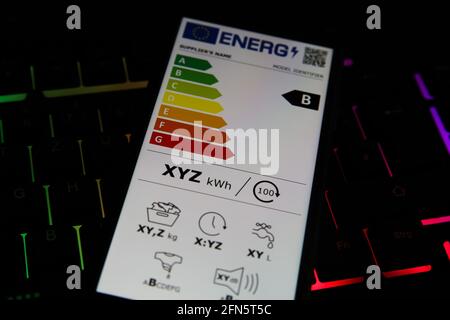 Viresen, Germania - 8 maggio. 2021: Primo piano dello schermo del telefono cellulare con la nuova etichetta energetica dell'Unione europea classi di efficienza A - D, chiave del computer illuminata Foto Stock