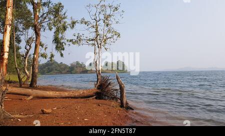 Vista laterale sul lago Pavana durante l'inverno. Il lago Pavana si trova a Lonavala, una stazione collinare nei pressi di Maharashtra, India Foto Stock