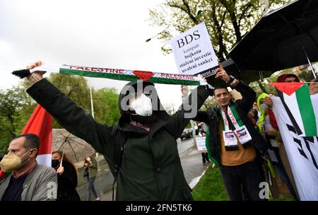 Praga, Repubblica Ceca. 14 maggio 2021. Raccolta di proteste contro la forzatura dei palestinesi dalle loro case a Gerusalemme, contro l'attacco militare israeliano alla moschea di al-Aqsa e i bombardamenti israeliani di obiettivi civili nella striscia di Gaza, organizzati dal gruppo amici di Pestina e dal movimento internazionale di solidarietà (ISM) con il sostegno della comunità palestinese in Czechia al di fuori dell'ambasciata israeliana a Praga, Repubblica Ceca, 14 maggio 2021. Credit: Michaela Rihova/CTK Photo/Alamy Live News Foto Stock