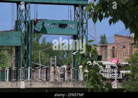 India. 14 maggio 2021. KASHMIR INDIA-MAY14, 2021:le forze di polizia indiane stanno davanti ai graffiti pro palestina defaced in Srinagar, indiano amministrato Kashmir.Many persone scese in piazza a sostegno della palestina che sono stati poi dispersi dalle forze e i graffiti defaced. (Foto di Najmus Saqib/Sipa USA) Credit: Sipa USA/Alamy Live News Foto Stock