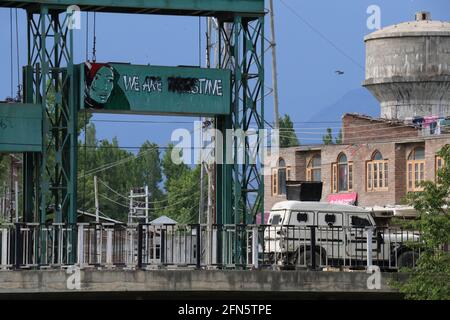 India. 14 maggio 2021. KASHMIR INDIA-MAY14, 2021:veicolo Armored indiano stand prima dei graffiti pro palestina defaced in Srinagar, indiano amministrato Kashmir.Many persone scese in strada a sostegno della palestina che sono stati poi dispersi dalle forze e i graffiti defaced. (Foto di Najmus Saqib/Sipa USA) Credit: Sipa USA/Alamy Live News Foto Stock