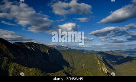 Alt Berguedà visto dal punto di vista di Groleset in un pomeriggio di primavera (Berguedà, Catalogna, Spagna, Pirenei) ESP: Vistas del Alt Berguedà Foto Stock