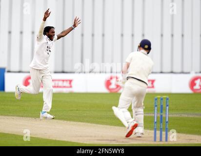 Il Jofra Archer di Sussex celebra la conquista del wicket del Jordan Cox di Kent durante il secondo giorno della partita del LV= Insurance County Championship al 1° terreno della contea centrale, Hove. Data immagine: Venerdì 14 maggio 2021. Foto Stock