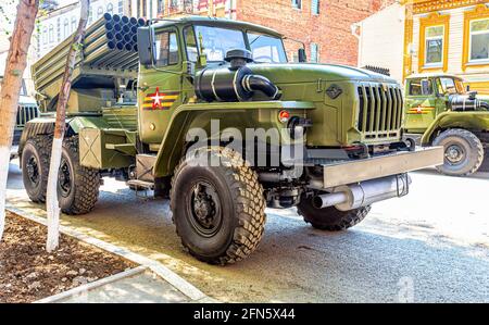 Samara, Russia - 6 maggio 2021: BM-21 'Grad' 122-mm lanciatore di razzi multipli su telaio Ural-375D presso la strada della città prima della sfilata Foto Stock