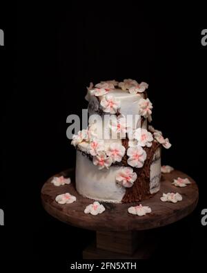 Torta nuziale Cherry Blossom su due livelli Foto Stock