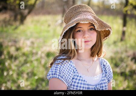 Bella ragazza teen all'aperto in blu controllato Sundress, retroilluminato. Foto Stock