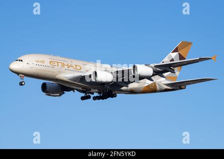 LONDRA, REGNO UNITO - 10 febbraio 2020: Etihad (EY / ETD) in avvicinamento all'aeroporto Heathrow di Londra (EGLL/LHR) con un Airbus A388 (A6-APH/199). Foto Stock