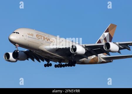 LONDRA, REGNO UNITO - 10 febbraio 2020: Etihad (EY / ETD) in avvicinamento all'aeroporto Heathrow di Londra (EGLL/LHR) con un Airbus A388 (A6-APH/199). Foto Stock