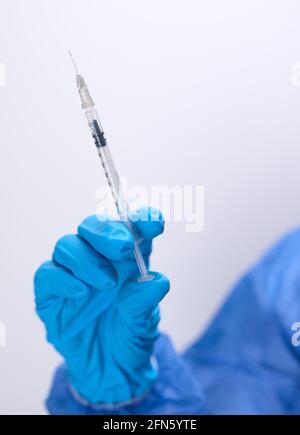 personale medico che combatte il coronavirus e piantando vaccini Foto Stock