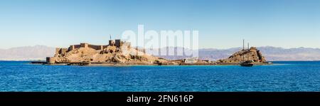 Panorama della cittadella medievale di Saladino sull'isola del Faraone nel Golfo di Aqaba, Egitto. Foto Stock