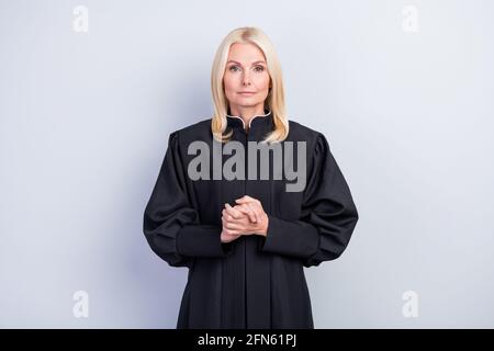 Ritratto di attraente esperto serio donna giudice successo di carriera isolato su sfondo grigio color pastello Foto Stock