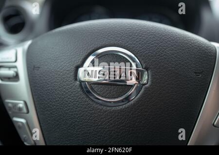 Primo piano del logo per l'azienda automobilistica Nissan sul volante, Walnut Creek, California, 13 novembre 2020. () Foto Stock