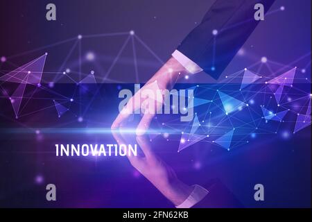 Uomo d'affari che tocca il concetto enorme dello schermo Foto Stock