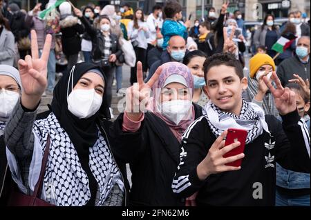 Dresda, Germania. 14 maggio 2021. Partecipanti a un gesto di dimostrazione pro-palestinese durante un raduno su Prager Straße. La protesta è stata scatenata non solo dall'escalation della violenza in Medio Oriente, ma anche dal giorno di Nakba, che commemora la fuga e l'espulsione di centinaia di migliaia di palestinesi da quello che in seguito sarebbe diventato Israele. Credit: Sebastian Kahnert/dpa-Zentralbild/dpa/Alamy Live News Foto Stock