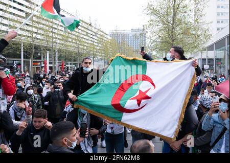 Dresda, Germania. 14 maggio 2021. I partecipanti di una manifestazione pro-palestinese si levano in piedi durante un rally su Prague Street. La protesta è stata scatenata non solo dall'escalation della violenza in Medio Oriente, ma anche dal giorno di Nakba, che commemora la fuga e l'espulsione di centinaia di migliaia di palestinesi da quello che in seguito sarebbe diventato Israele. Credit: Sebastian Kahnert/dpa-Zentralbild/dpa/Alamy Live News Foto Stock