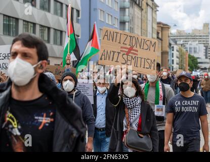 Demonstantin hält ein Swild mit der Aufschrift: ' l'anticonionismo non è antisemitismo '. Circa 1000 Menschen versammelten sich am 14. Mai in München, um ihre Solidarität mit den Palästinenser*innen und den Menschen in Gaza zu zeigen. * il demonstratore ha scritto: ' l'antizionismo non è antisemitismo '. Circa 1000 persone si sono riunite spontaneamente il 14 maggio 2021 a Monaco, in Germania, per manifestare la loro solidarietà al popolo palestinese e al popolo di Gaza. (Foto di Alexander Pohl/Sipa USA) Credit: Sipa USA/Alamy Live News Foto Stock