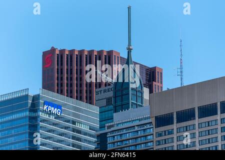 Sfreccia verso i grattacieli nel quartiere del centro di Toronto, Canada. I loghi della KPMG e della Scotiabank sono visti in cima agli edifici Foto Stock