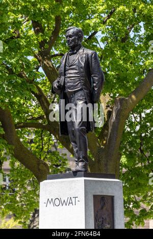 Scultura di Sir Oliver Mowat nel Queen's Park presso l'Ontario legislative Assembly Building, Toronto, Canada Foto Stock