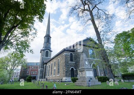 Kingston, NY - USA - 12 maggio 2021: La vecchia chiesa olandese, una chiesa e cimitero in pietra blu del XIX secolo situato su Wall Street nel Kingston Stockade D. Foto Stock