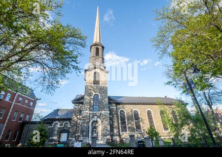 Kingston, NY - USA - 12 maggio 2021: La vecchia chiesa olandese, una chiesa e cimitero in pietra blu del XIX secolo situato su Wall Street nel Kingston Stockade D. Foto Stock