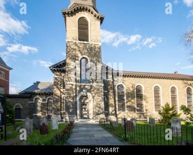 Kingston, NY - USA - 12 maggio 2021: La vecchia chiesa olandese, una chiesa e cimitero in pietra blu del XIX secolo situato su Wall Street nel Kingston Stockade D. Foto Stock