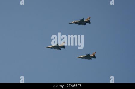 Tel Aviv, Israele - 15 aprile 2021: Tre aerei da combattimento israeliani F-16 sul salone dell'aviazione israeliana nella 73a giornata di indipendenza di Israele. Foto Stock