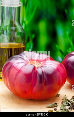 Bellissimi pomodori freschi Mar Azul (Marazul). Si tratta di una nuova e deliziosa varietà di pomodoro dalle delicate tonalità bluastre, porpora e pinkish con un più fr Foto Stock