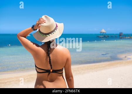 Donna con cappello che guarda l'oceano dei Caraibi Foto Stock