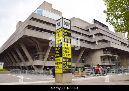 Londra, Regno Unito. 14 maggio 2021. Un cartello all'esterno del Teatro Nazionale che annuncia il ritorno degli spettacoli il 2 giugno. Foto Stock