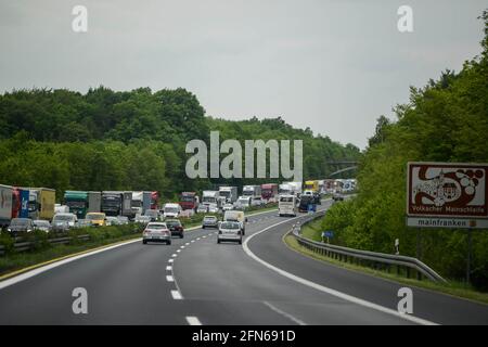 STOCCARDA, GERMANIA -12 maggio 2016. Un sacco di auto sulla strada lungo la foresta. Foto Stock