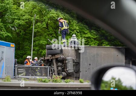 STOCCARDA, GERMANIA - Giugno, 2016: Un incidente sulla strada, la macchina è volata fuori strada. Foto Stock