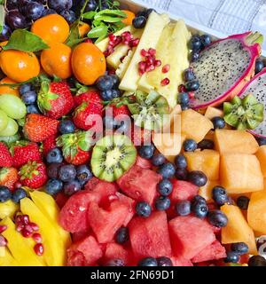Vassoio di frutta, vista ad alta angolazione Foto Stock