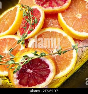 Salmone in camicia con arance di sangue e limoni Foto Stock