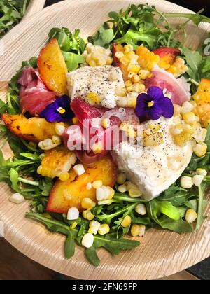 Pesche alla griglia e insalata Burrata con granoturco e Arugula bambino Foto Stock