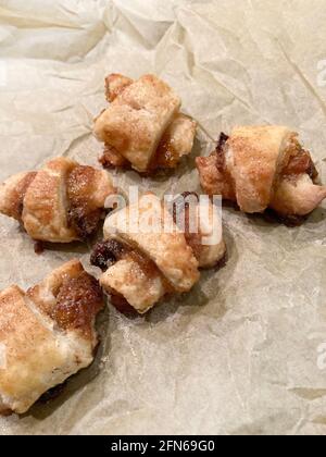 Rugelach su carta pergamena Foto Stock