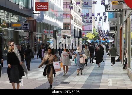 Stoccolma, Svezia - 12 maggio 2021: Persone che camminano per l'affollato pedonale solo via Drottninggatan una zona commerciale nel centro della città. Foto Stock