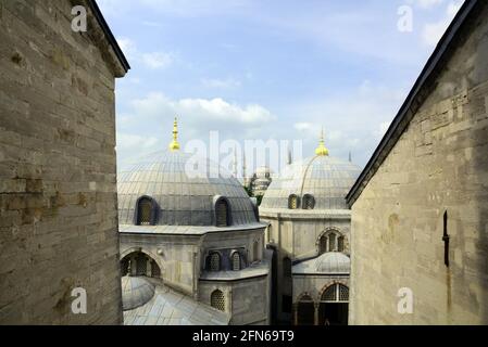 Vista da Hagia Sophia che si affaccia sugli edifici a cupola fino alla moschea Blu in lontananza. Vista classica di Istanbul, Turchia. Foto Stock