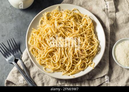 Pasta italiana Cacio e Pepe fatta in casa con parmigiano e pepe Foto Stock