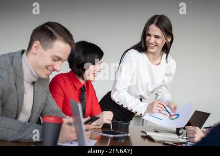 Incontro di uomini d'affari, discussione di orari. Incontri d'affari, pianificazione, negoziazione. Foto Stock