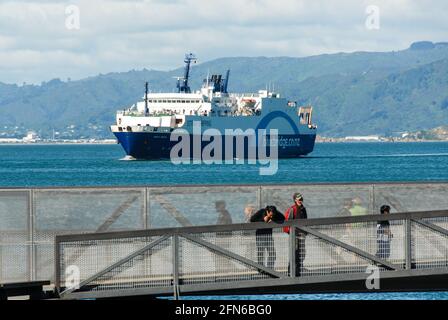 Linea di vita della Nuova Zelanda: Un traghetto Bluebridge che entra nella baia di Wellington venendo dallo stretto di Cook. I traghetti collegano North e South Island con traffico regolare. Foto Stock