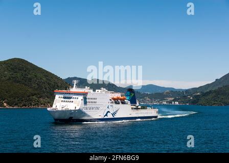 Linea di vita della Nuova Zelanda: Un traghetto Interislander sulla strada attraverso Marlborough Sound verso Cook Strait e Wellington. I traghetti di due linee concorrenti collegano le isole Nord e Sud con traffico regolare. Foto Stock