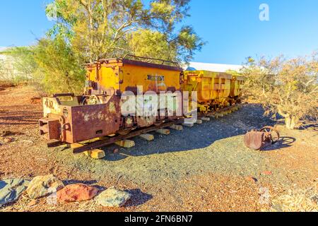 Tennant Creek, Australia - Agosto 2019: Carro minerale sulla rotaia nel Centro minerario di Battery Hill, Tennant Creek nel territorio del Nord dell'Australia. Vecchio Foto Stock