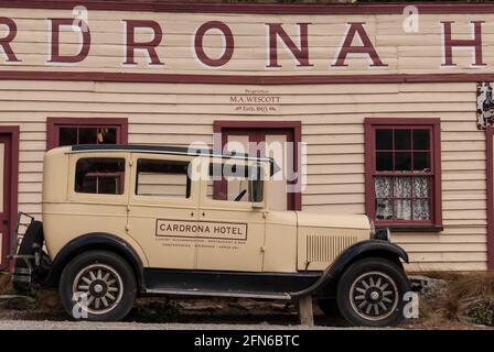 Un popolare luogo di foto: Lo storico Hotel Cardrona sulla Crown Range Road vicino al Lago Wanaka con un Ford modello A di fronte. Foto Stock