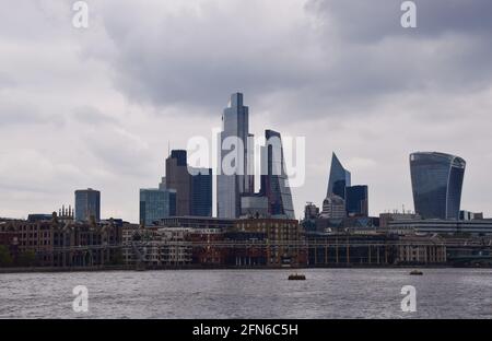 Londra, Regno Unito. 14 maggio 2021. Una vista panoramica dello skyline della Citta' di Londra e del Fiume Tamigi in una giornata nuvolosa. Credit: Vuk Valcic/SOPA Images/ZUMA Wire/Alamy Live News Foto Stock