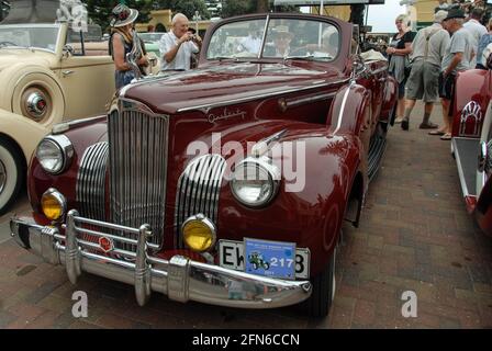 L'alta arte della guida in stile: Vista frontale di una Packard Super otto uno-sessanta cabriolet classica auto dal 1941 al fine settimana Art Deco a Napier. Foto Stock