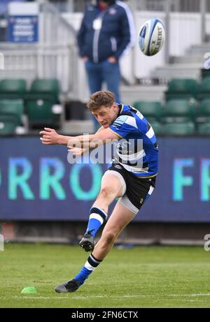 Area ricreativa, Bath, Somerset, Regno Unito. 14 maggio 2021. Inglese Premiership Rugby, Bath contro gli squali di vendita; Rhys Priestland di Bath calcia un credito di conversione: Action Plus Sport/Alamy Live News Foto Stock